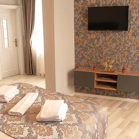 Hill Apartment *